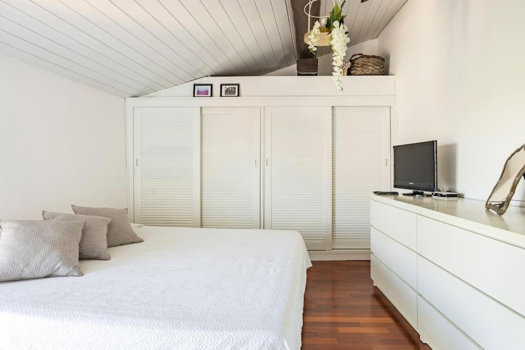 Lovely One-Bedroom Attic In An Ancient Village Bolonia Exterior foto