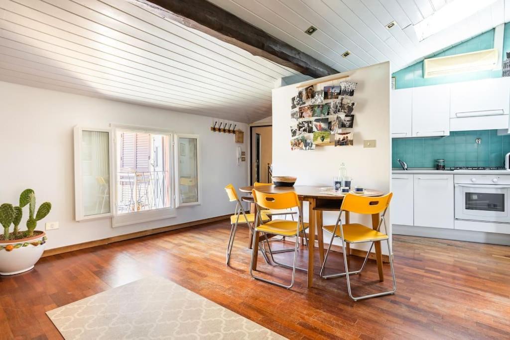 Lovely One-Bedroom Attic In An Ancient Village Bolonia Exterior foto